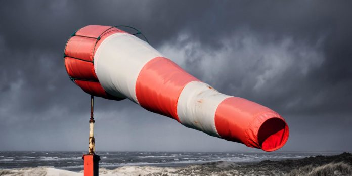 Aufgeblähter Windsack an der Küste