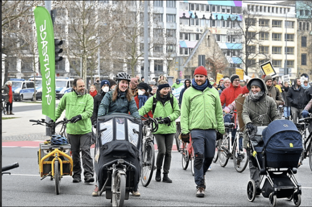 Gemeinsame Demonstration von Fridays For Future – FFF - und ver.di für Klimagerechtigkeit und gesellschaftlichen Wandel