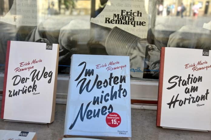 Remarque-Bücher im Schaufenster des Erich Maria Remarque-Friedenszentrums in Osnabrück