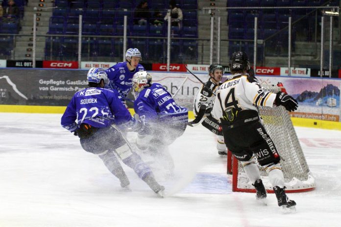 Eishockeyspieler vor einem Tor - Symbolfoto