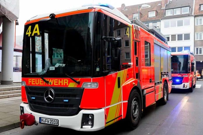 Feuerwehr Fahrzeuge im Einsatz als Symbolfoto