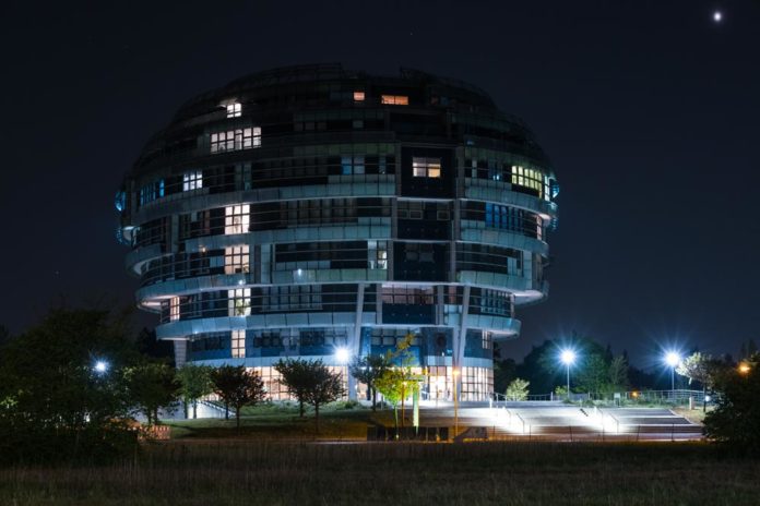 Das INI Hannover am Abend