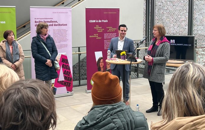 Bürgermeister Claudio Provenzano und die Gleichstellungsbeauftragte Wiebke Winter eröffnen die Ausstellung in der Rathaushalle