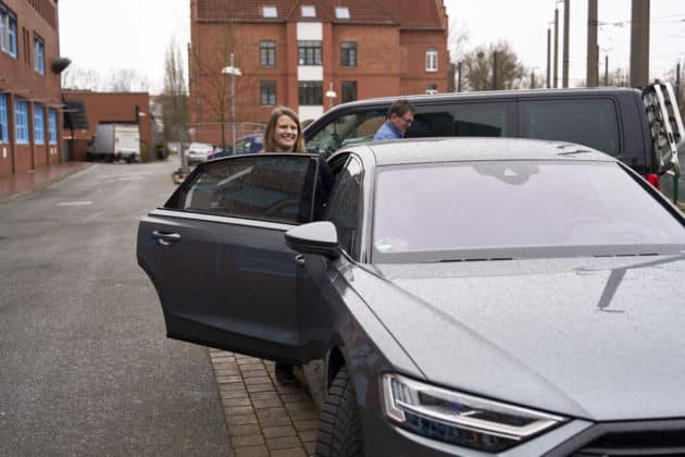 Die Niedersächsische Kultusministerin Julia Willie Hamburg besucht im Rahmen der Woche der beruflichen Bildung die Azubis der Hannoverschen Verkehrsbetriebe ÜSTRA - Betriebshof Glocksee in Hannover