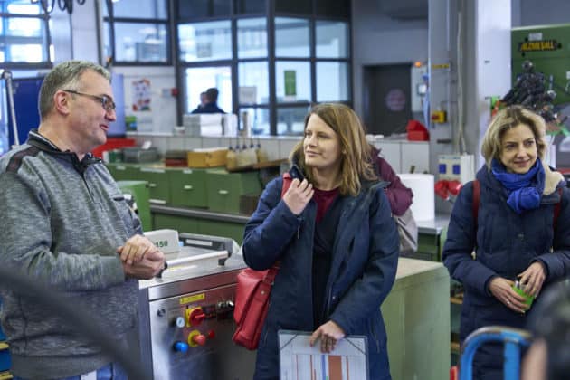 Die Niedersächsische Kultusministerin Julia Willie Hamburg besucht im Rahmen der Woche der beruflichen Bildung die Azubis der Hannoverschen Verkehrsbetriebe ÜSTRA - Betriebshof Glocksee in Hannover