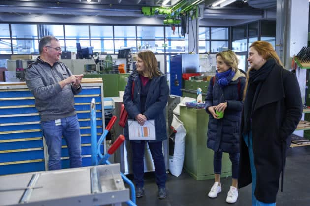 Die Niedersächsische Kultusministerin Julia Willie Hamburg besucht im Rahmen der Woche der beruflichen Bildung die Azubis der Hannoverschen Verkehrsbetriebe ÜSTRA - Betriebshof Glocksee in Hannover