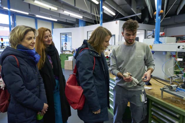 Die Niedersächsische Kultusministerin Julia Willie Hamburg besucht im Rahmen der Woche der beruflichen Bildung die Azubis der Hannoverschen Verkehrsbetriebe ÜSTRA - Betriebshof Glocksee in Hannover