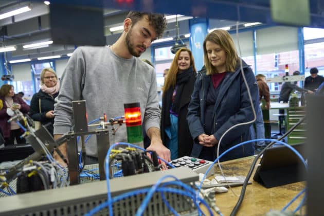 Die Niedersächsische Kultusministerin Julia Willie Hamburg besucht im Rahmen der Woche der beruflichen Bildung die Azubis der Hannoverschen Verkehrsbetriebe ÜSTRA - Betriebshof Glocksee in Hannover