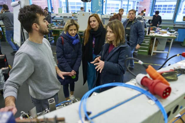 Die Niedersächsische Kultusministerin Julia Willie Hamburg besucht im Rahmen der Woche der beruflichen Bildung die Azubis der Hannoverschen Verkehrsbetriebe ÜSTRA - Betriebshof Glocksee in Hannover