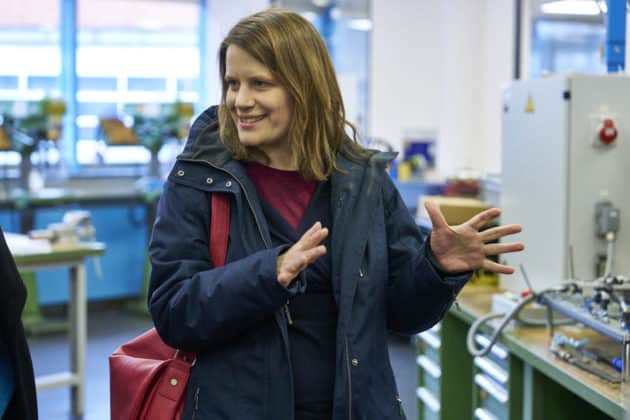 Die Niedersächsische Kultusministerin Julia Willie Hamburg besucht im Rahmen der Woche der beruflichen Bildung die Azubis der Hannoverschen Verkehrsbetriebe ÜSTRA - Betriebshof Glocksee in Hannover