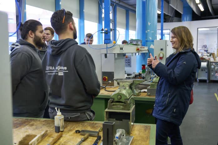 Die Niedersächsische Kultusministerin Julia Willie Hamburg besucht im Rahmen der Woche der beruflichen Bildung die Azubis der Hannoverschen Verkehrsbetriebe ÜSTRA - Betriebshof Glocksee in Hannover