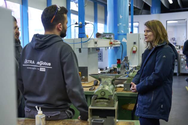 Die Niedersächsische Kultusministerin Julia Willie Hamburg besucht im Rahmen der Woche der beruflichen Bildung die Azubis der Hannoverschen Verkehrsbetriebe ÜSTRA - Betriebshof Glocksee in Hannover