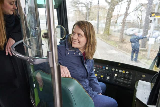 Die Niedersächsische Kultusministerin Julia Willie Hamburg besucht im Rahmen der Woche der beruflichen Bildung die Azubis der Hannoverschen Verkehrsbetriebe ÜSTRA - Betriebshof Glocksee in Hannover