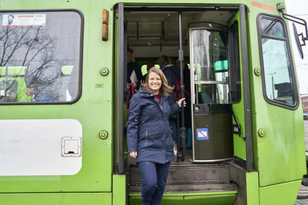 Die Niedersächsische Kultusministerin Julia Willie Hamburg besucht im Rahmen der Woche der beruflichen Bildung die Azubis der Hannoverschen Verkehrsbetriebe ÜSTRA - Betriebshof Glocksee in Hannover