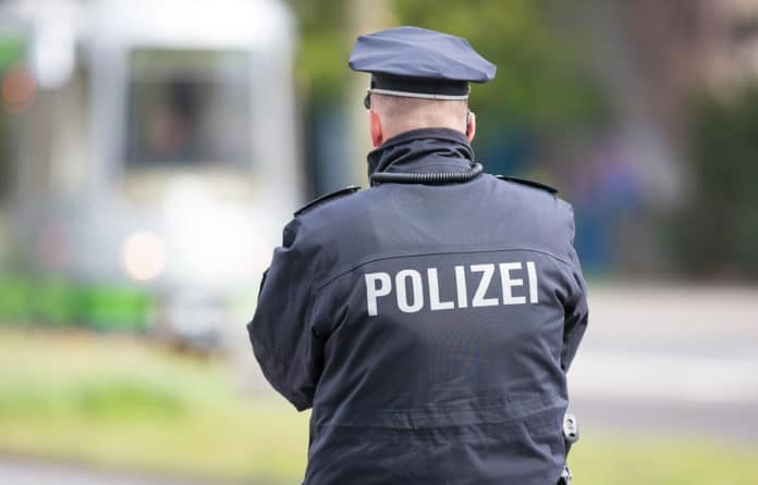 Rücken eines Polizisten