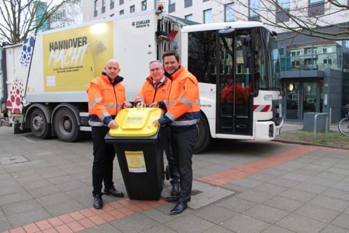 Jens Palandt, Umweltdezernent der Region Hannover (von links), Thomas Schwarz, Verbandsgeschäftsführer aha, und Steffen Krach, Regionspräsident, bei der Einführung der gelben Tonne in Hannover. Nun wird auch die Region auf die Tonnenabfuhr umgestellt.