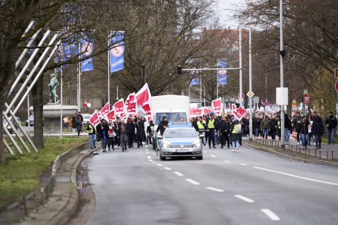 Streikende in Hannover ziehen in einem Sternmarsch zum Neuen Rathaus