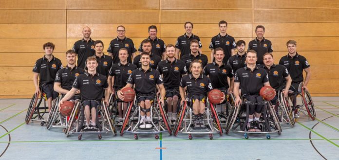 Team Germany | Sebastian Altfeld (Sportpsychologe, hinten von links), Paul Bowes (Assistenztrainer), Nicolai Zeltinger (Bundestrainer), Martin Kluck (Assistenztrainer), Henrik Jeske (Teammanager), Sascha Kluge (Mannschaftsarzt); Bastian Kolb (Ibercons Amfiv Vigo, zweite Reihe von links), Aliaksandr Halouski (RSB Thuringia Bulls), Matthias Güntner (RSV Lahn-Dill), Alexander Budde (Hannover United), Thomas Reier (RBC Köln 99ers), Julian Lammering (BBC Münsterland); Alexander Keiser (RBC Köln 99ers, dritte Reihe von links), Thomas Böhme (RSV Lahn-Dill), Jan Sadler (Hannover United), Jens Eike Albrecht (RSB Thuringia Bulls), Jan Haller (Hanover United, Mannschaftskapitän); Tobias Hell (Hannover United, vierte Reihe von links), Nico Dreimüller (ING Skywheelers Frankfurt), Christopher Huber (Rhine River Rhinos Wiesbaden), Lukas Glossner (BSR Bilbao) © Axel Herzig