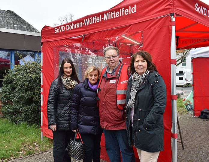 Gruppenbild mit Herrn: SoVD-Vorsitzender und Bezirksratsherr (SPD) Dirk Battke mit CDU-Fraktionsvorsitzende Natascha Erdmann und Vize-Bürgermeisterin Gabriele Jakob (v.l.) und aus dem Nachbarbezirk Kirchrode-Bemerode-Wülferode.