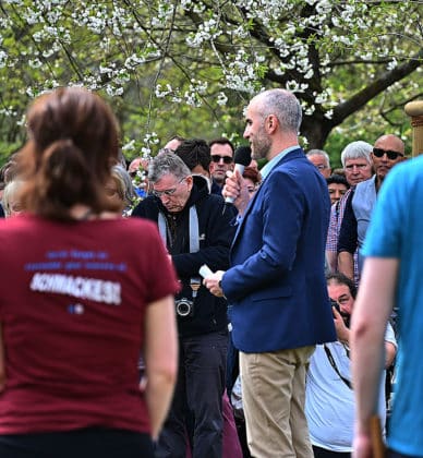 Hannovers Oberbürgermeister Belit Onay bei der Eröffnung des Kirschblütenfestes im Hiroshimahain in Hannover am 23.April 2023 © Jens Schade