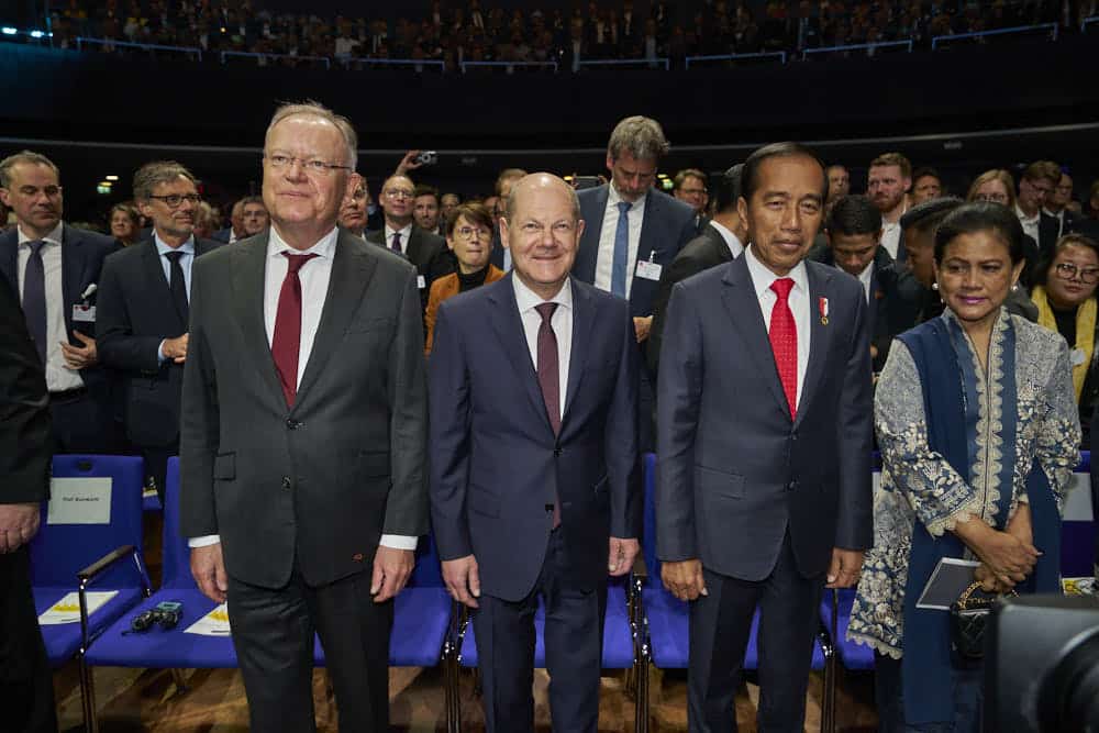 Eröffnung der HANNOVER MESSE 2023 im HCC Kuppelsaal in Hannover am 16.April 2023 v.l. Stephan Weil, Niedersächsischer Ministerpräsident, Olaf Scholz, Bundeskanzler der Bundesrepublik Deutschland, S. E. Joko Widodo, Präsident der Republik Indonesien,  Iriana Joko Widodo © Ulrich Stamm