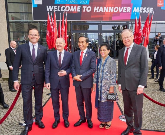 Eröfnnung der HANNOVER MESSE 2023 im HCC v.l. Dr. Jochen Köckler, Bundeskanzler Olaf Scholz, S. E. Joko Widodo, Präsident der Republik Indonesien, Iriana Joko Widodo, Stephan Weil, Niedersächsischer Ministerpräsident © Ulrich Stamm