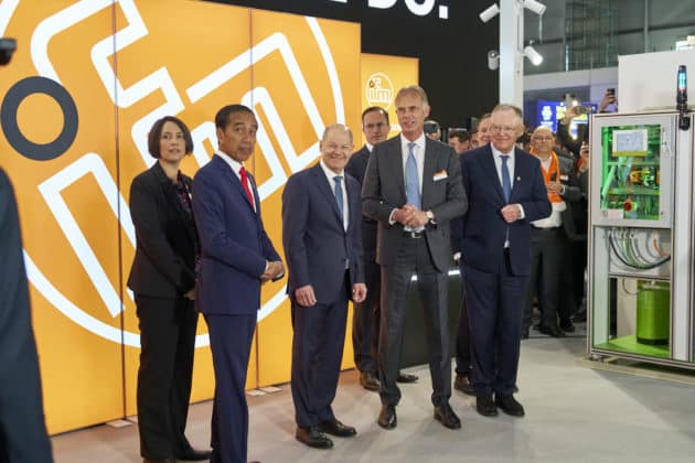 Eröffnungsrundgang auf der HANNOVER MESSE 2023 von Bundeskanzler Olaf Scholz und S. E. Joko Widodo, Präsident der Republik Indonesien am 17.April 2023 © Ulrich Stamm