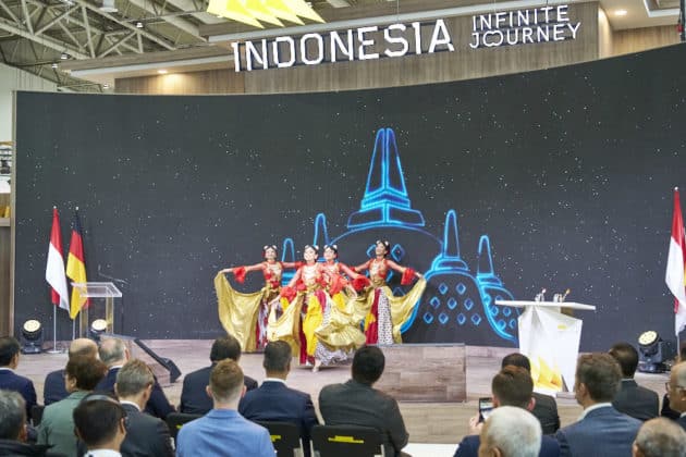 Eröffnungsrundgang auf der HANNOVER MESSE 2023 von Bundeskanzler Olaf Scholz und S. E. Joko Widodo, Präsident der Republik Indonesien am 17.April 2023 © Ulrich Stamm