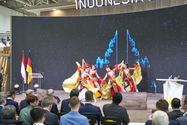 Eröffnungsrundgang auf der HANNOVER MESSE 2023 von Bundeskanzler Olaf Scholz und S. E. Joko Widodo, Präsident der Republik Indonesien am 17.April 2023 © Ulrich Stamm