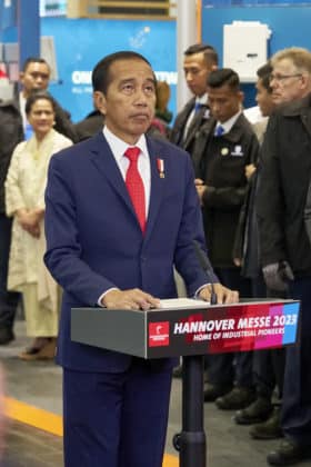 Eröffnungsrundgang auf der HANNOVER MESSE 2023 von Bundeskanzler Olaf Scholz und S. E. Joko Widodo, Präsident der Republik Indonesien am 17.April 2023 © Ulrich Stamm