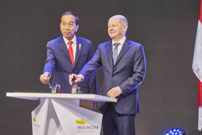 S. E. Joko Widodo, Präsident der Republik Indonesien und Bundeskanzler Olaf Scholz eröffnen symbolisch die HANNOER MESSE 2023 auf dem Gemeinschaftsstand von Indonesien am 17.April 2024 © Ulrich Stamm