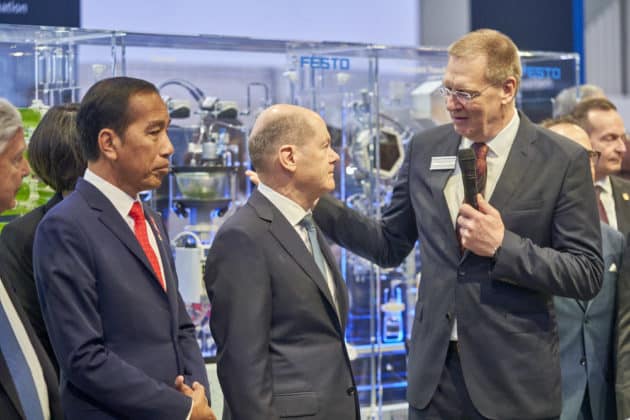 Eröffnungsrundgang auf der HANNOVER MESSE 2023 von Bundeskanzler Olaf Scholz und S. E. Joko Widodo, Präsident der Republik Indonesien am 17.April 2023 © Ulrich Stamm