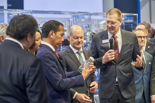 Eröffnungsrundgang auf der HANNOVER MESSE 2023 von Bundeskanzler Olaf Scholz und S. E. Joko Widodo, Präsident der Republik Indonesien am 17.April 2023 © Ulrich Stamm