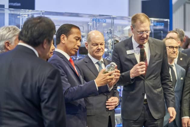 Eröffnungsrundgang auf der HANNOVER MESSE 2023 von Bundeskanzler Olaf Scholz und S. E. Joko Widodo, Präsident der Republik Indonesien am 17.April 2023 © Ulrich Stamm