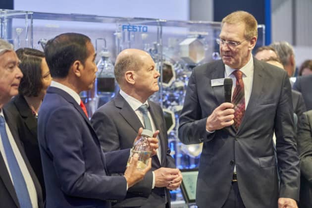 Eröffnungsrundgang auf der HANNOVER MESSE 2023 von Bundeskanzler Olaf Scholz und S. E. Joko Widodo, Präsident der Republik Indonesien am 17.April 2023 © Ulrich Stamm