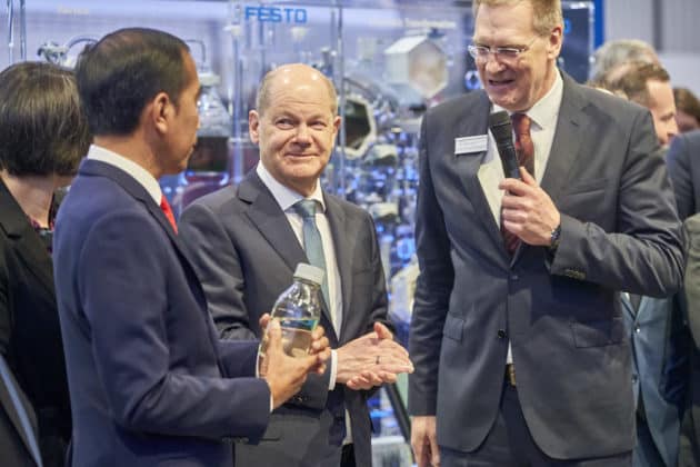 Eröffnungsrundgang auf der HANNOVER MESSE 2023 von Bundeskanzler Olaf Scholz und S. E. Joko Widodo, Präsident der Republik Indonesien am 17.April 2023 © Ulrich Stamm