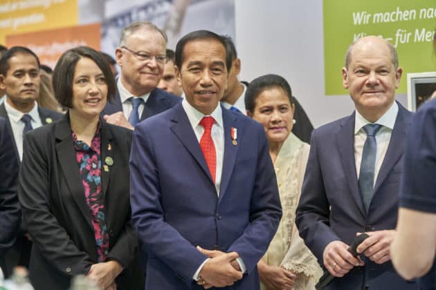 Eröffnungsrundgang auf der HANNOVER MESSE 2023 von Bundeskanzler Olaf Scholz und S. E. Joko Widodo, Präsident der Republik Indonesien am 17.April 2023 © Ulrich Stamm