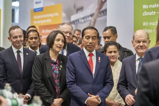 Eröffnungsrundgang auf der HANNOVER MESSE 2023 von Bundeskanzler Olaf Scholz und S. E. Joko Widodo, Präsident der Republik Indonesien am 17.April 2023 © Ulrich Stamm