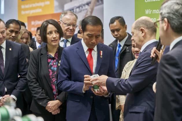 Eröffnungsrundgang auf der HANNOVER MESSE 2023 von Bundeskanzler Olaf Scholz und S. E. Joko Widodo, Präsident der Republik Indonesien am 17.April 2023 © Ulrich Stamm