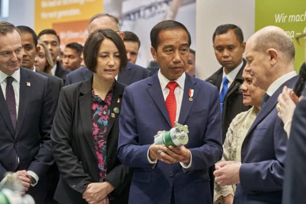 Eröffnungsrundgang auf der HANNOVER MESSE 2023 von Bundeskanzler Olaf Scholz und S. E. Joko Widodo, Präsident der Republik Indonesien am 17.April 2023 © Ulrich Stamm