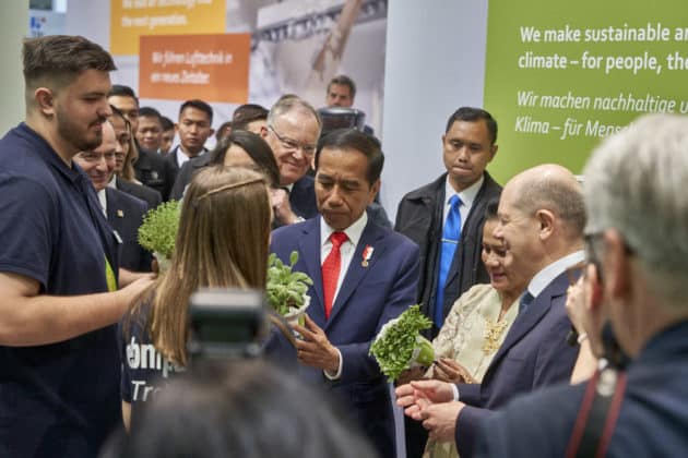 Eröffnungsrundgang auf der HANNOVER MESSE 2023 von Bundeskanzler Olaf Scholz und S. E. Joko Widodo, Präsident der Republik Indonesien am 17.April 2023 © Ulrich Stamm