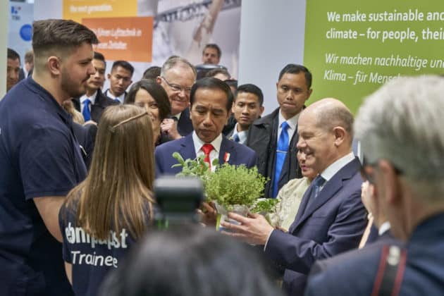 Eröffnungsrundgang auf der HANNOVER MESSE 2023 von Bundeskanzler Olaf Scholz und S. E. Joko Widodo, Präsident der Republik Indonesien am 17.April 2023 © Ulrich Stamm