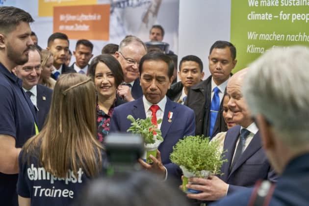 Eröffnungsrundgang auf der HANNOVER MESSE 2023 von Bundeskanzler Olaf Scholz und S. E. Joko Widodo, Präsident der Republik Indonesien am 17.April 2023 © Ulrich Stamm