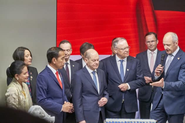 Eröffnungsrundgang auf der HANNOVER MESSE 2023 von Bundeskanzler Olaf Scholz und S. E. Joko Widodo, Präsident der Republik Indonesien am 17.April 2023 © Ulrich Stamm