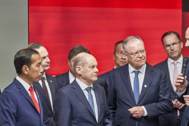 Eröffnungsrundgang auf der HANNOVER MESSE 2023 von Bundeskanzler Olaf Scholz und S. E. Joko Widodo, Präsident der Republik Indonesien am 17.April 2023 © Ulrich Stamm