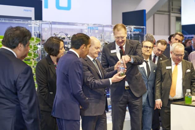 Eröffnungsrundgang auf der HANNOVER MESSE 2023 von Bundeskanzler Olaf Scholz und S. E. Joko Widodo, Präsident der Republik Indonesien am 17.April 2023 © Ulrich Stamm