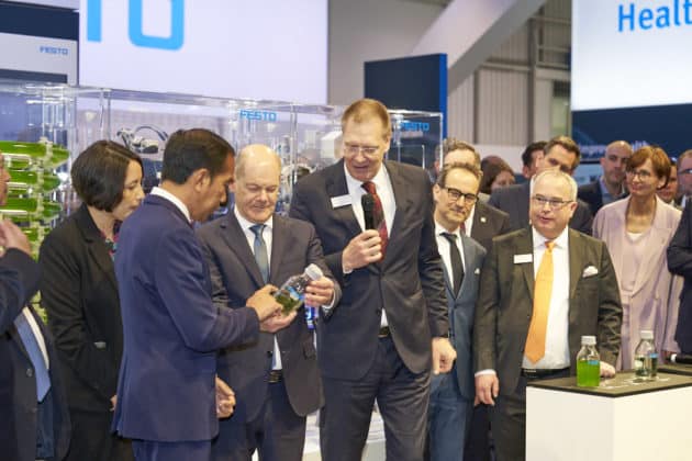 Eröffnungsrundgang auf der HANNOVER MESSE 2023 von Bundeskanzler Olaf Scholz und S. E. Joko Widodo, Präsident der Republik Indonesien am 17.April 2023 © Ulrich Stamm