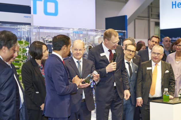 Eröffnungsrundgang auf der HANNOVER MESSE 2023 von Bundeskanzler Olaf Scholz und S. E. Joko Widodo, Präsident der Republik Indonesien am 17.April 2023 © Ulrich Stamm