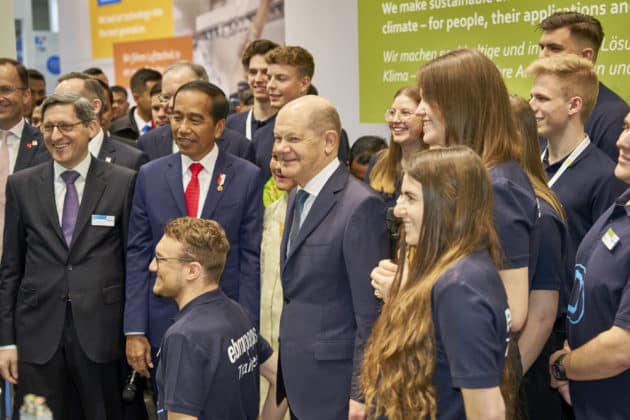 Eröffnungsrundgang auf der HANNOVER MESSE 2023 von Bundeskanzler Olaf Scholz und S. E. Joko Widodo, Präsident der Republik Indonesien am 17.April 2023 © Ulrich Stamm