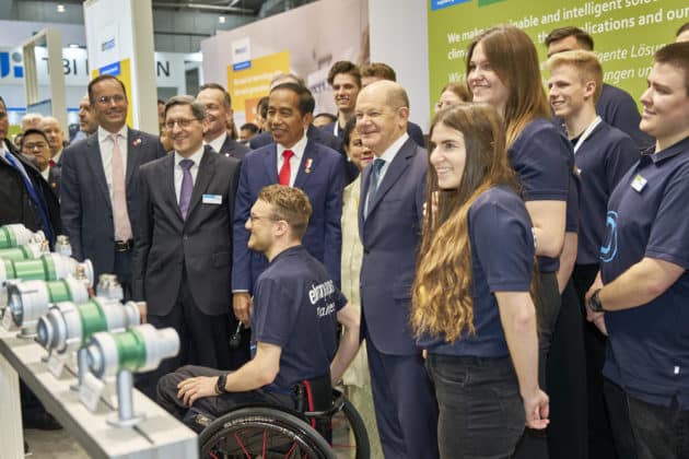 Eröffnungsrundgang auf der HANNOVER MESSE 2023 von Bundeskanzler Olaf Scholz und S. E. Joko Widodo, Präsident der Republik Indonesien am 17.April 2023 © Ulrich Stamm